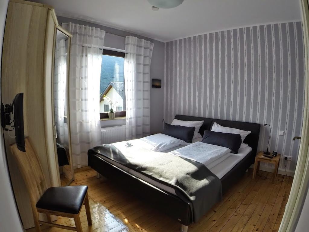 Ferienwohnungen Haus am Würzlaysteig Lehmen Zimmer foto