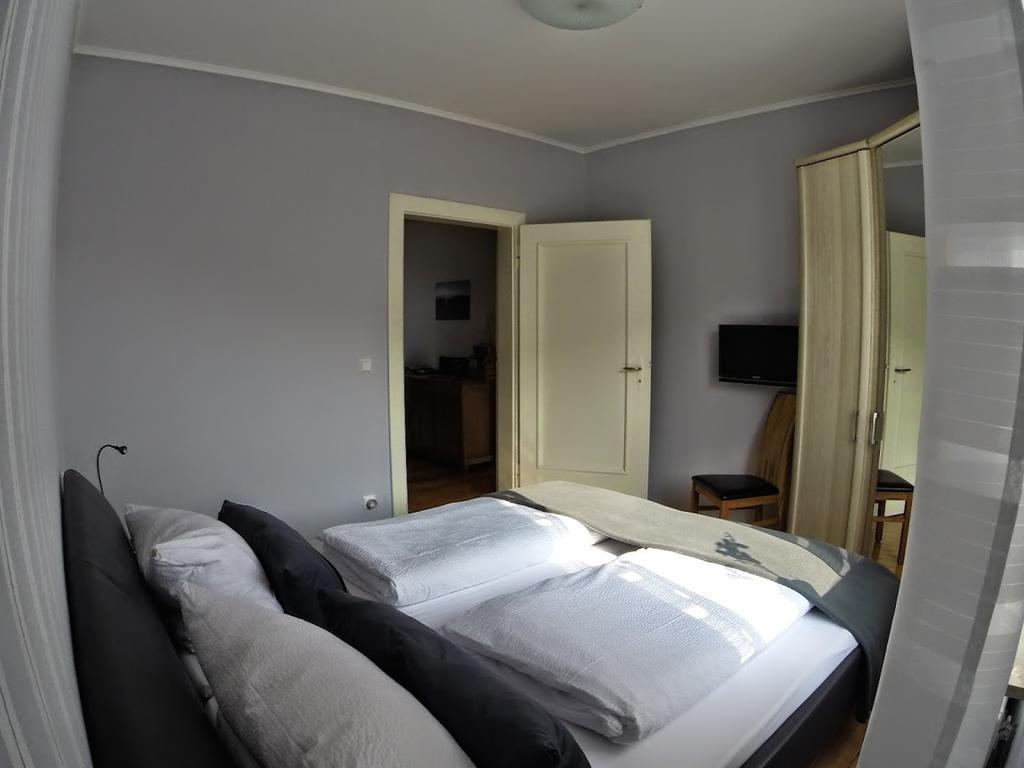 Ferienwohnungen Haus am Würzlaysteig Lehmen Zimmer foto